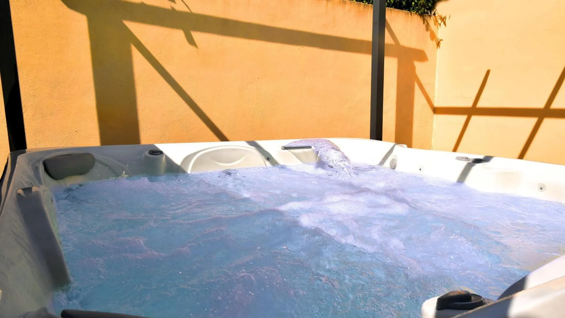 Grande Maison Familiale Super Calme - Piscine - Jacuzzi - Salle De Jeux - Idealement Situee - Gd Jardin Sans Aucun Vis A Vis Sauzet  0*, Sauzet (Drome) France