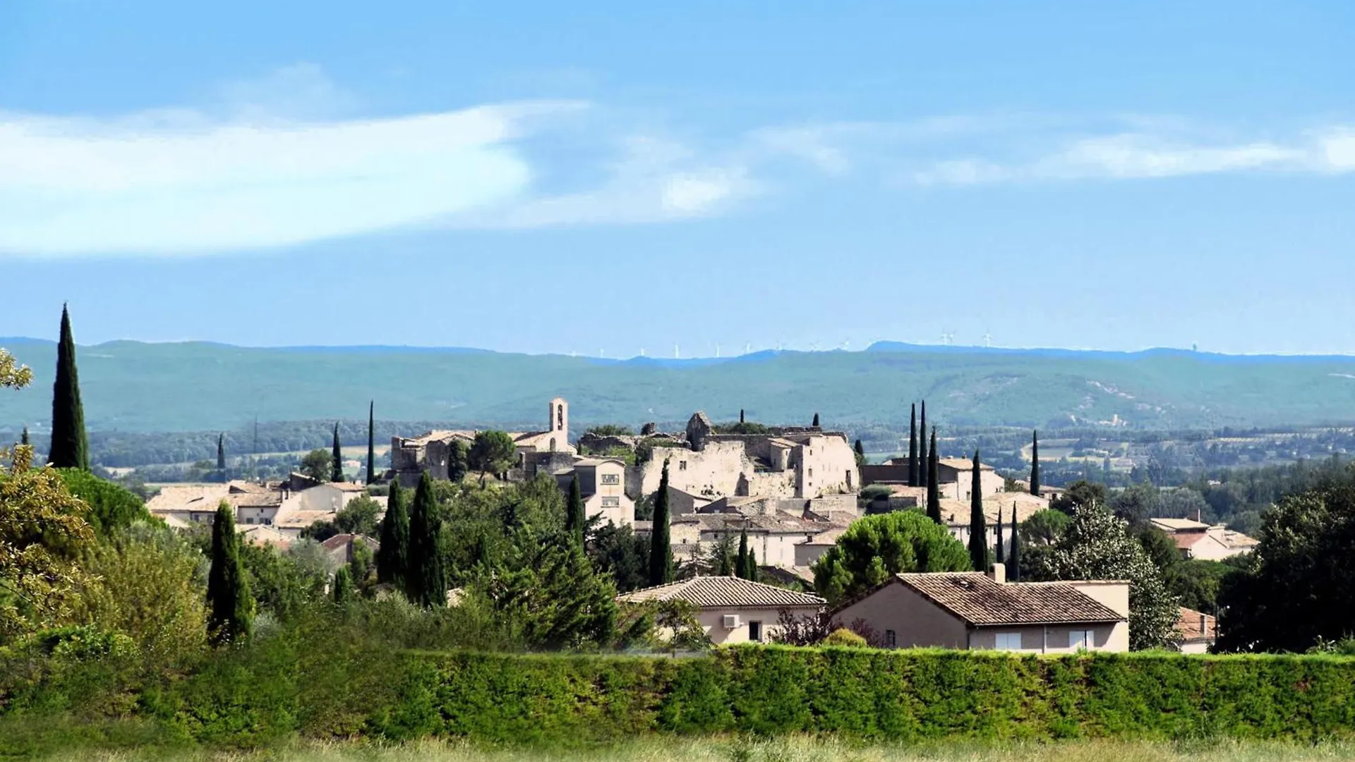 Grande Maison Familiale Super Calme - Piscine - Jacuzzi - Salle De Jeux - Idealement Situee - Gd Jardin Sans Aucun Vis A Vis Sauzet  0*, Sauzet (Drome) France