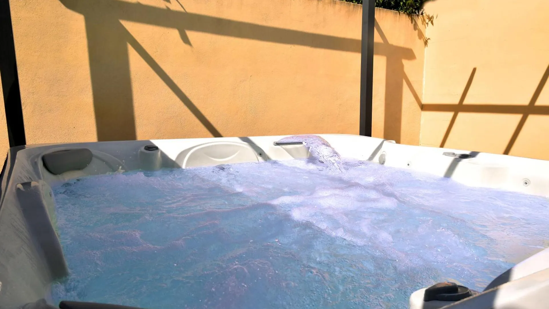 Grande Maison Familiale Super Calme - Piscine - Jacuzzi - Salle De Jeux - Idealement Situee - Gd Jardin Sans Aucun Vis A Vis Sauzet  0*, Sauzet (Drome)