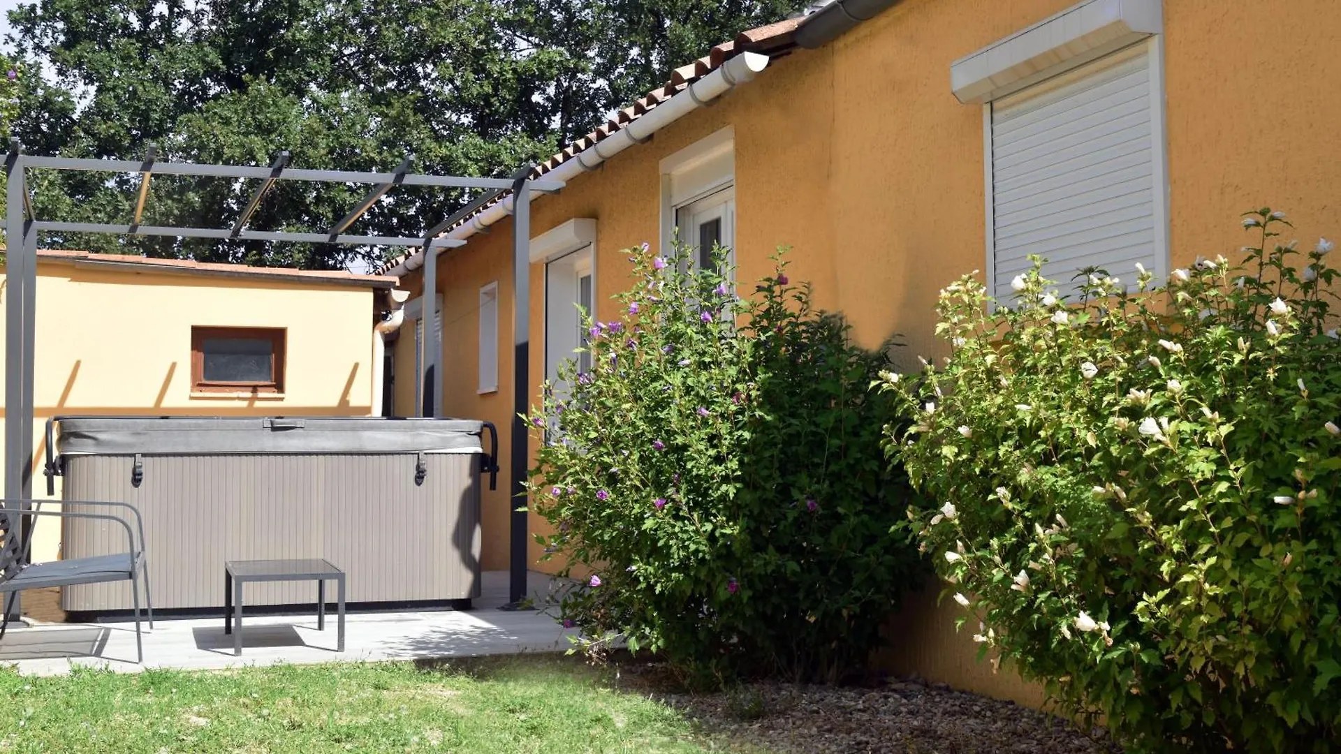 Holiday home Grande Maison Familiale Super Calme - Piscine - Jacuzzi - Salle De Jeux - Idealement Situee - Gd Jardin Sans Aucun Vis A Vis Sauzet  France